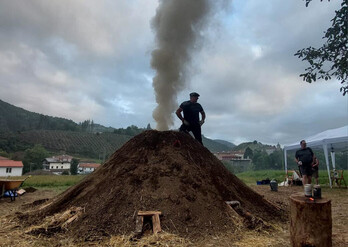 Berriatuko txondorra irailaren 2an piztu zuten eta dozena bat egunez edo martxan izango dute ikatza egiteko