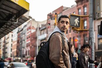 Ash (Riz Ahmed) protagonista de ‘Relay’