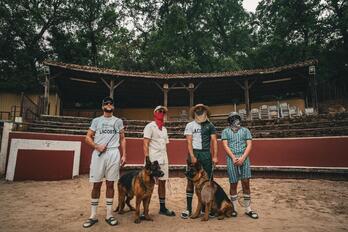 Kolektibo izatera pasata, taldeko kide gutxiagok hartu du parte Raimundo El Canasteroren lan berrian.