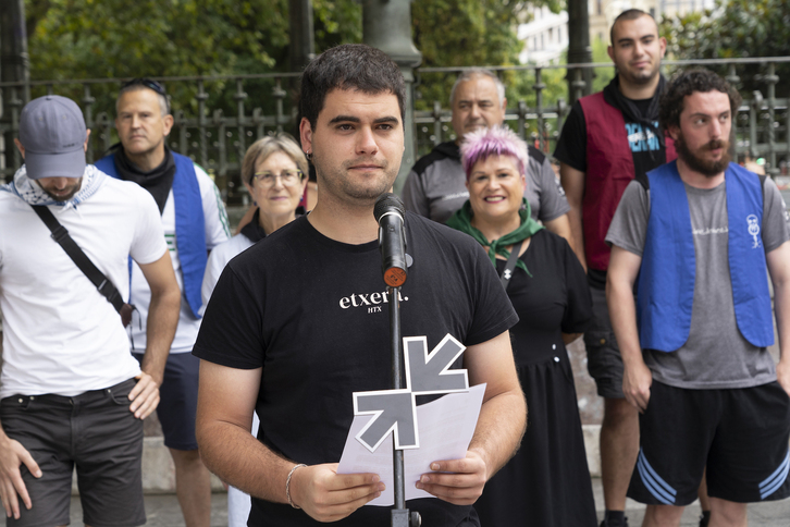 Beñat Uribe-Etxeberria Sareko bozeramailea, udan Donostian egindako agerraldi batean.