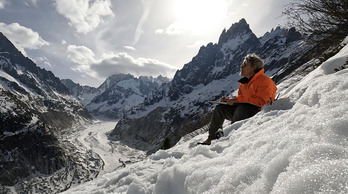 Jesus Mari Lazkan, Mar de Glace margotzen. Bidaia ugari egin ditu glaziarrera. 