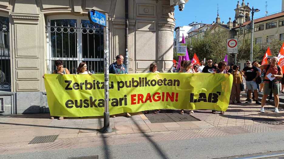 LAB sindikatuaren protesta Legebiltzar atarian