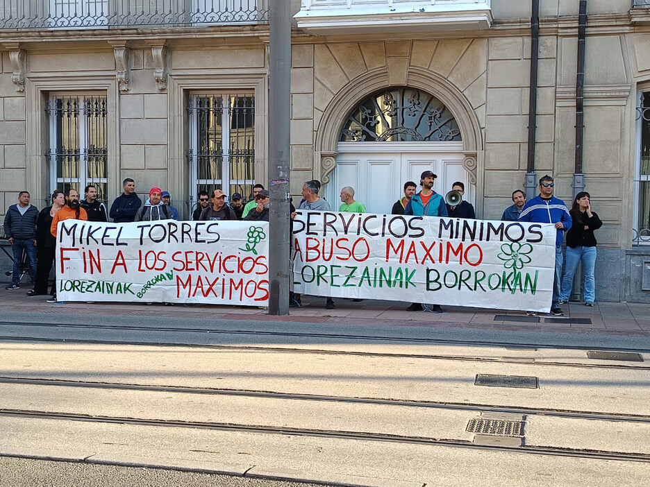 Lorezainen protesta Legebiltzar atarian