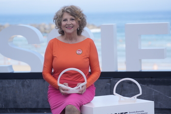 Esther Ferrer, en el photocall, con el lema ‘Genocidio STOP’ en la solapa.