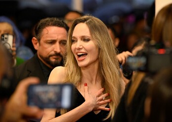 Angelina Jolie, Kursaaleko alfonbra gorrian jendez inguratuta.