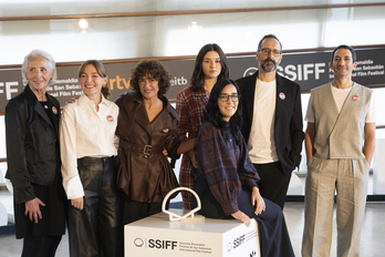 El elenco de actores de ‘Los domingos’, con Alauda Ruiz de Azúa al frente.