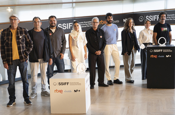 ‘Karmele’ filmeko lantaldea, Urresti-Letamendi familiak bi kiderekin batera (ezkerreko biak).