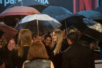 Angelina Jolie jendea artean Donostian