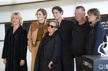 Agnieszka Holland, erdian, ‘Franz’ filmeko taldearkin, atzean Idan Weiss aktorea duela.