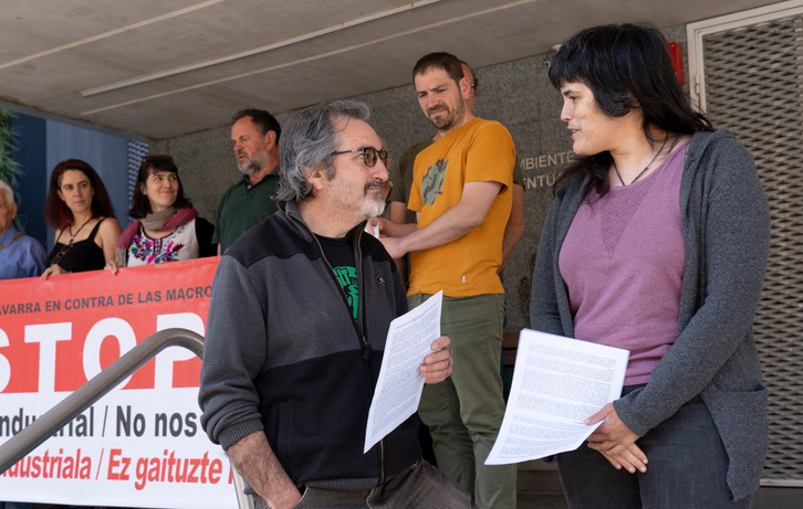 Lorea Flores (eskuinean) makroetxaldeen aurkako agerraldi publiko batean