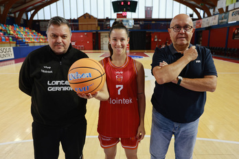 Ane Olaeta, Gernikako entrenatzaile eta presidentearen tartean.