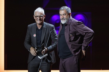 Asier Altuna eta Telmo Esnal, sariarekin Euskal Zinemaren Galan.