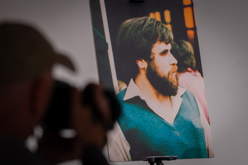 Mikel Zabalzaren argazki bat, Iruñean egindako aurkezpenean