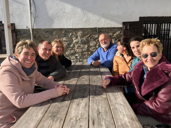 Aiherra eta Antzuolako ordezkariak Zokoan, bilera hasi aurretik