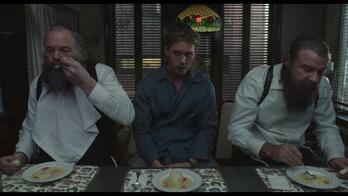 ‘CAUGHT STEALING’ (’BALA PERDIDA’) filmeko eszena bat