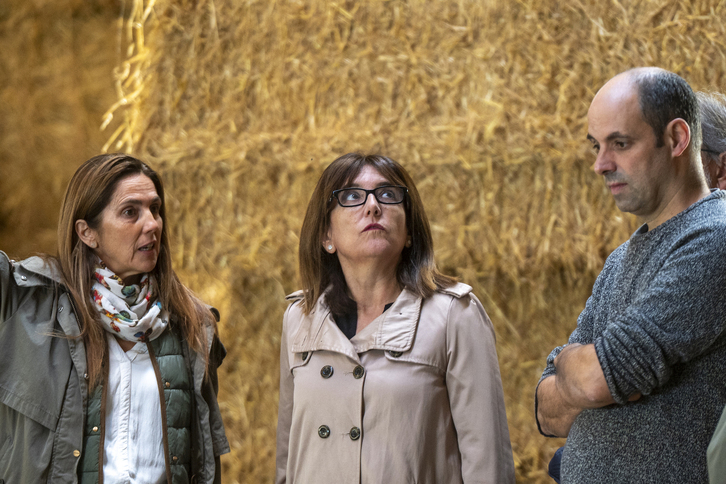 Amaia Garrastatxu (ezkerrean) Barredo sailburu eta Raimundo Ruiz de Escudero Haziko zuzendariarekin batera.