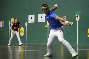 Larrazabal, pilota astintzeko prest atzean Zubizarreta III.a duela.