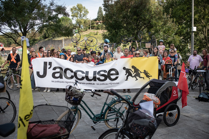 Irailean migratzaileei elkartasuna adierazteko antolatutako bizikleta martxa, Hendaian. 