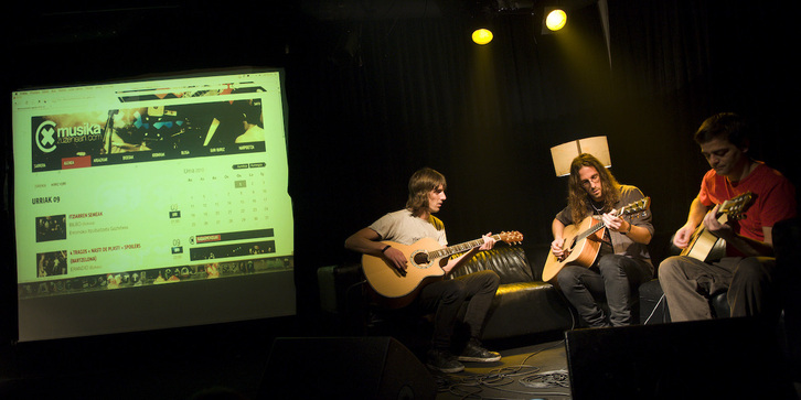 2010ean aurkeztu zuten Donostian MusikaZuzenean egitasmoa. Irudian Koldo Soret, Joseba B. Lenoir eta Joseba Ponce.