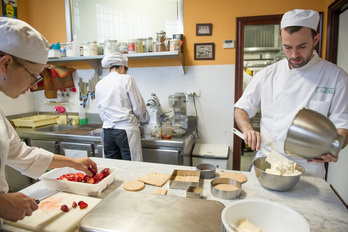 Sukaldaritza ikasleak errezetak prestatzen.