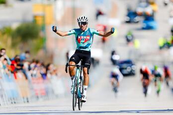 Diego Uriarte Andaluziako Itzulian lortu zueneko garaipena ospatzen