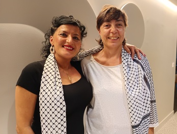 Nadia Nemehk eta Reem Dandanek balio handiko kontakizuna partekatu dute Bilboko estudioetan.