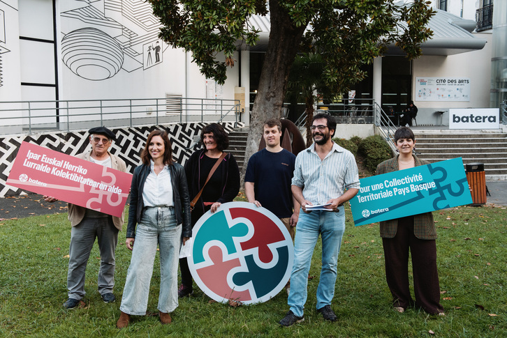 Batera plataformaren agerraldia Baionan. Peio Jorajuria bigarrena, eskuinetik hasita.