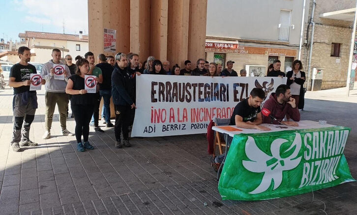 Altsasun egindako prentsaurrekoarekin aurkeztu dute Sakana Bizirik plataforma.