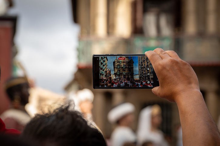 Mundua pantailen bidez ikusten