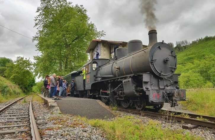 Burdinbidearen Euskal Museoanehun urtetik gorako lurrun trena ikus daiteke.