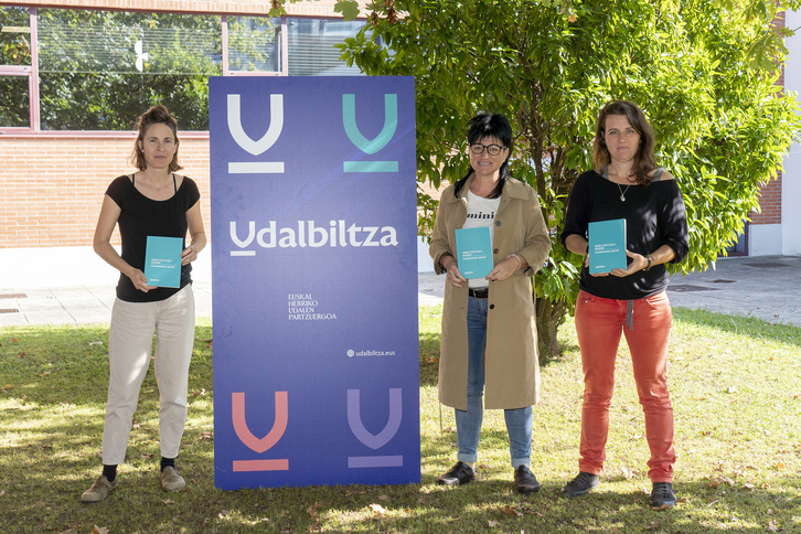 Agurtzane Solabarrieta, bigarren eskuinetik, liburuxkaren aurkezpenean. 