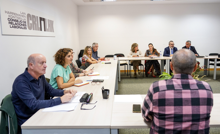 Confebask eta sindikatuen arteko atzoko kontziliazio saioa Bilbon.