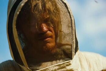 Jesse Plemons Teddy-ren azalean sartzen da