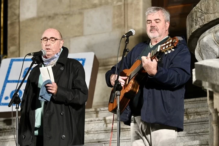 Gorka Knörr (eskuinean) Lluis Llachekin batera Bilbon Sarek deitutako manifestazioan.