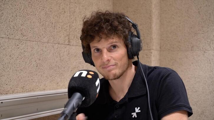 Xabier Astigarraga Eusko Legebiltzarrean sartzen