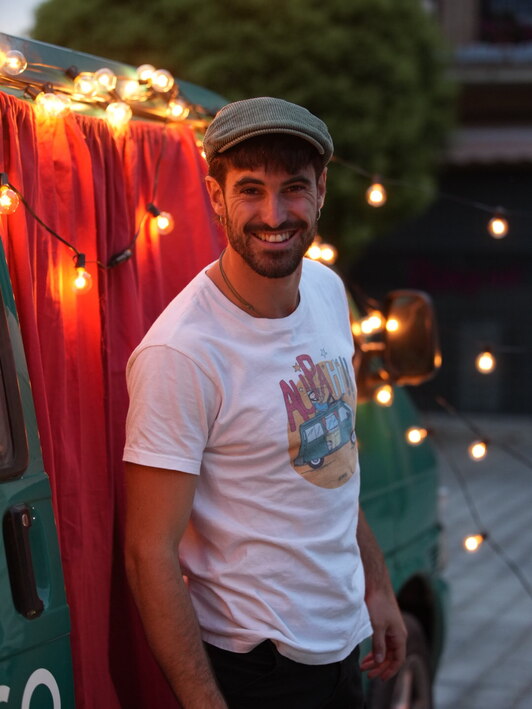 Julen Axpe bere furgonologoan.