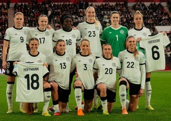 Las alemanas no se olvidaron de enviar un mensaje de ánimo a sus compañeras Oberdorf y Hoffmann, que se han roto el cruzado.