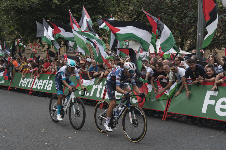Mikel Landa bizkarreko minak jota Espainiako Vueltan.