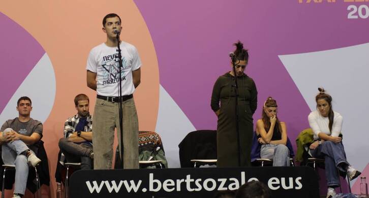 Aitor Bizkarra eta Jone Uria taula gainean