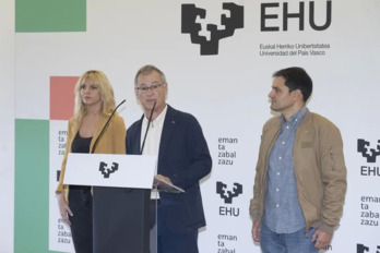 Estitxu Garai, Joxerramon Bengoetxea eta Asier Blas, aurrez emandako prentsaurreko batean.