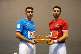 Peio Etxeberria eta Jokin Altuna igandeko partidarako material aukeraketan.