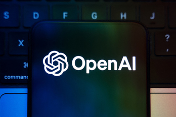Logo de OpenAI en un dispositivo móvil. 