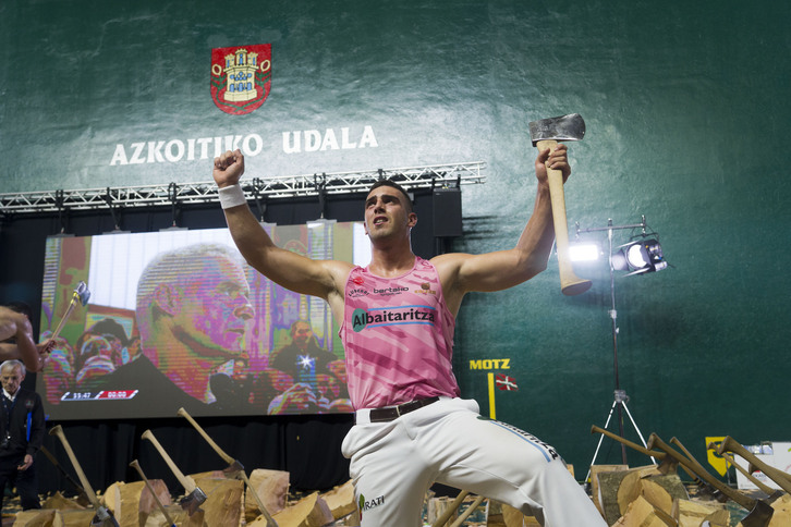 Iker Vicente Euskal Herriko Aizkolari Txapelketan garaipena ospatzen.