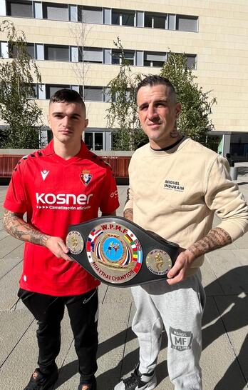 Ion Fernandez eta Mikel Fernandez anaiak lehengoak Nafarroa Arenan lortutako garaikurrarekin