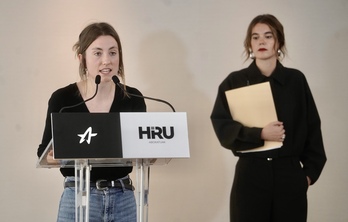 Ernairen agerraldia bere aurkako prozesu judizialaren epaien berri eman eta baloratzeko. Amaiur Egurrola Ernaiko bozeramailea eta Maddi Bilbao, Hiru Abokatuak bulegoko abokatua 