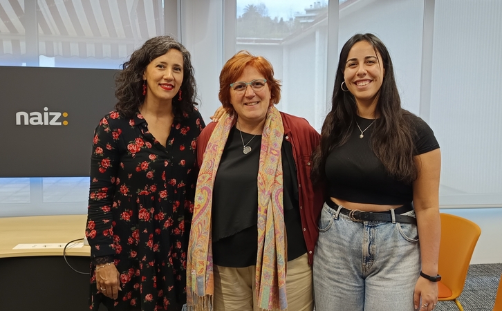 Izaro Gabantxo eta Nuria Fernández Ikertzeko kideak, Kutxa Fundazioko Elena Rosalesekin batera