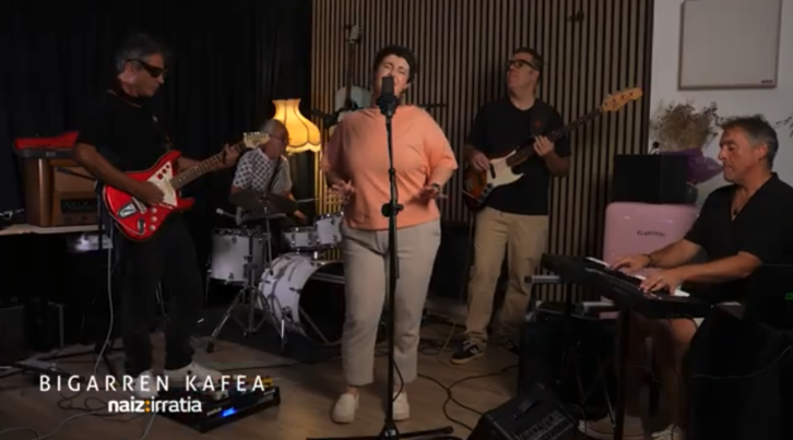Zuzeneko musika Bigarren Kafeko elkarrizketa akustikoetan