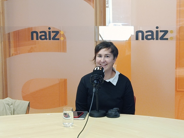 Onintze Oleaga EH Bilduren Udalgintzako arduraduna, NAIZ Irratiko estudioetan.