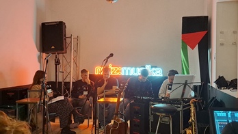 Herenegun taldea, Txantxarreka gaztetxean, NAIZ Irratiko elkarrizketan.