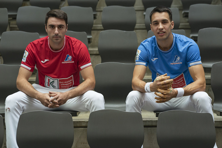 Javi Zabala eta Peio Etxeberria Lau eta Erdiko final handirako material aukeraketan.